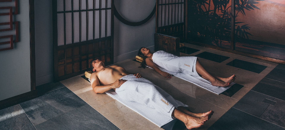Ganbanyoku – właściwości i działanie sauny japońskiej